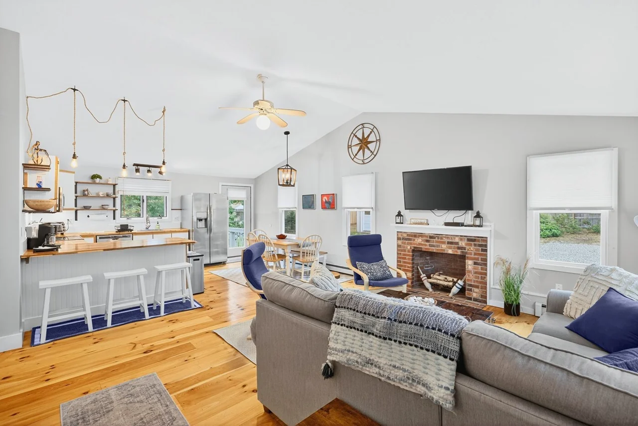 Open living room, kitchen and dining area