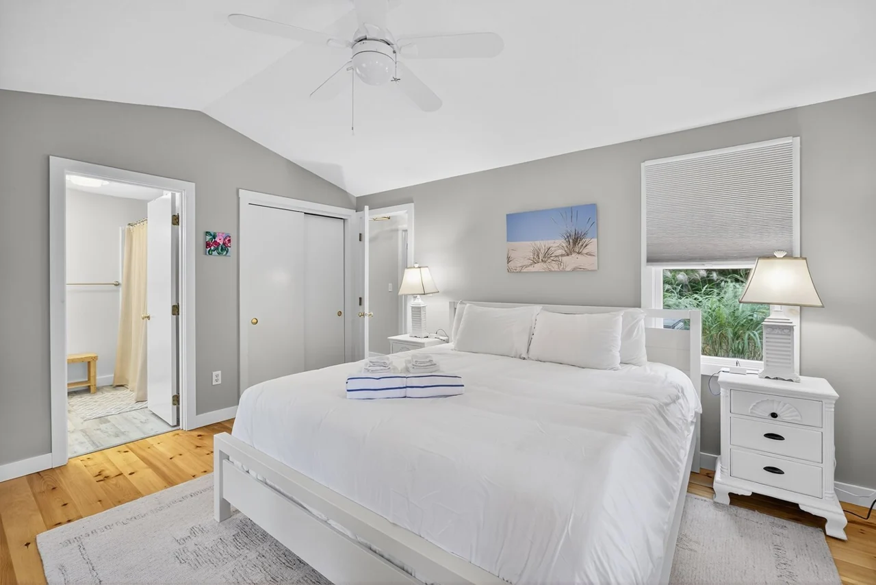 King bedroom with an adjoining private bathroom